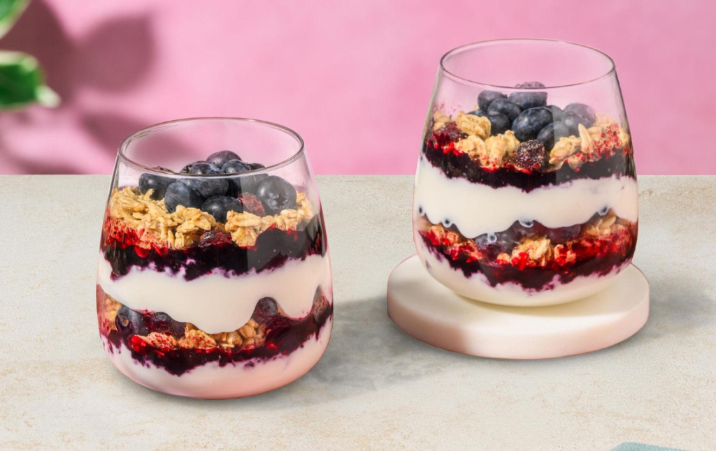 Beneficios del yogur de kéfir en dos vasos de vidrio sobre una mesa