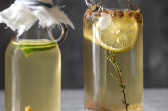 Cómo hacer agua probiótica en botellas de vidrio, tapadas con un paño y asegurándola con una liga