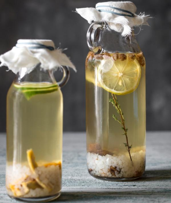 Cómo hacer agua probiótica con nódulos de kéfir de agua en jarras de vidrio con papelón